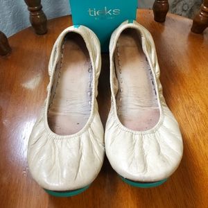 Cream Tieks